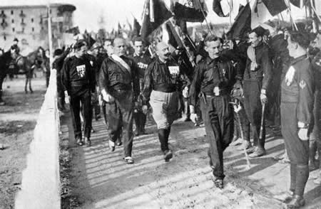 Los camisas negras en Bolonia, con Benito Mussolini al frente, en la 